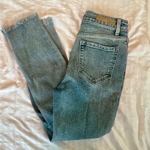 4/$20 🦋 Cello High Rise Distressed Jeans Size 1